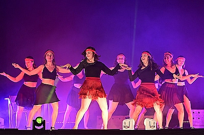 La groupe lors du gala 2026, sur la scène de la SGE